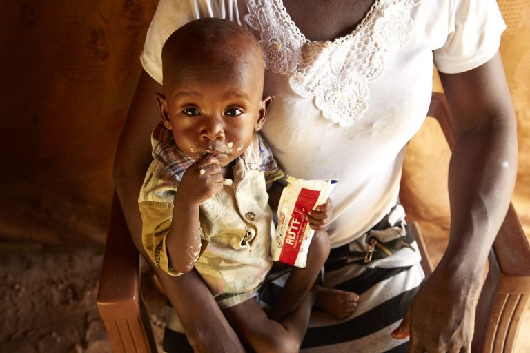 Amira, una bebé de 9 meses, está comiendo alimento tarapéutico de UNICEF, para ganar peso y poder recuperarse de la desnutrición.