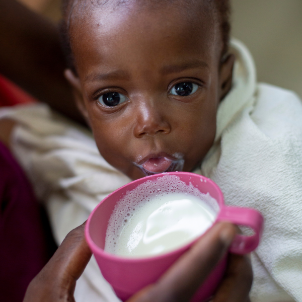 Una bebé toma leche terapéutica de UNICEF. En 3 días de tratamiento un niño puede aumentar dos kilos y recuperarse de la desnutrición